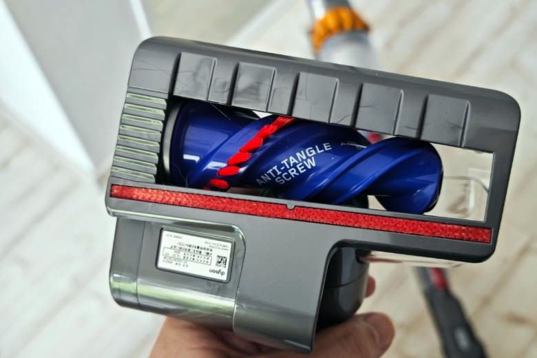 Die Bürste des Dyson V15 Detect ist speziell designt Die Bürste des Dyson V15 Detect ist speziell designt