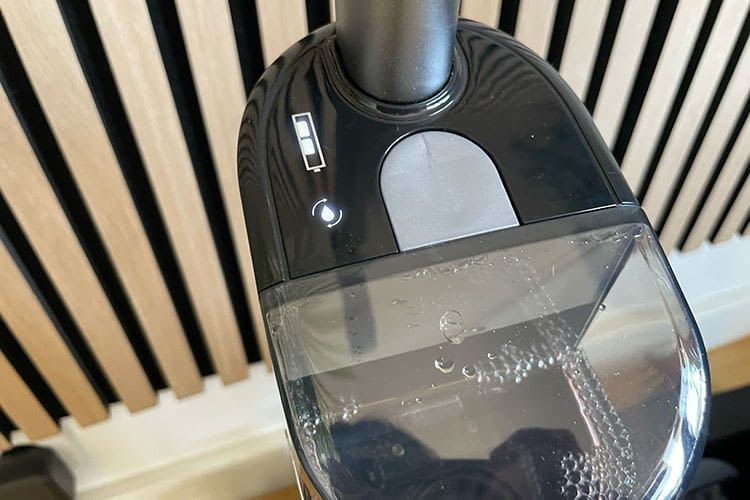 Die Selbstreinigung findet per Knopfdruck nach dem Wischen statt Die Selbstreinigung findet per Knopfdruck nach dem Wischen statt