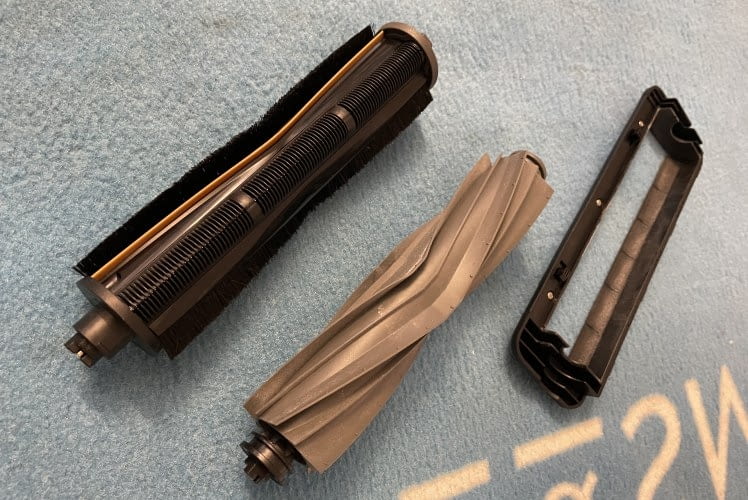 Neben der Hartgummi-Bürste wird auch die TriCut-Bürste mitgeliefert Neben der Hartgummi-Bürste wird auch die TriCut-Bürste mitgeliefert