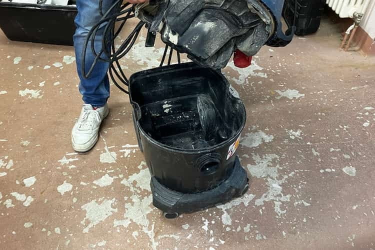 Der Behälter sollte nach der Reinigung gesäubert werden. Der Behälter sollte nach der Reinigung gesäubert werden.