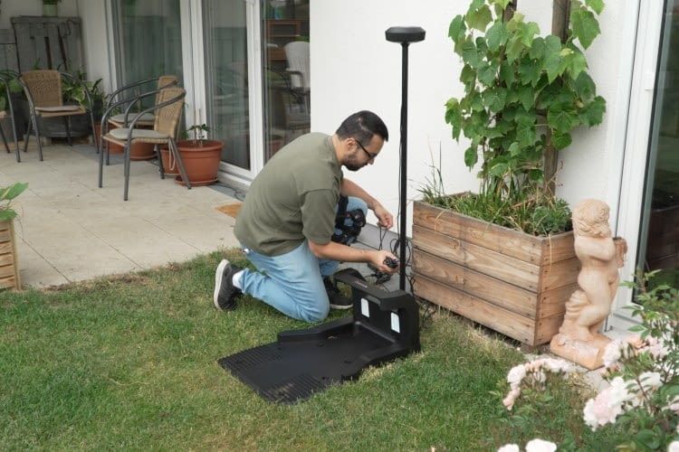 Zum Abschluss des Aufbaus noch das Netzteil einstecken. Leuchtet der RTK Empfänger dann durchgehend blau hat er eine gute Verbindung Zum Abschluss des Aufbaus noch das Netzteil einstecken. Leuchtet der RTK Empfänger dann durchgehend blau hat er eine gute Verbindung