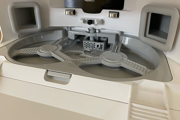 Die Roborock Qrevo Master Mopp-Wanne ist entnehmbar Die Roborock Qrevo Master Mopp-Wanne ist entnehmbar