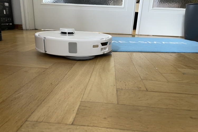 Teppiche erkannte der Roborock zuverlässig und reinigte bis zu deren Kante Teppiche erkannte der Roborock zuverlässig und reinigte bis zu deren Kante