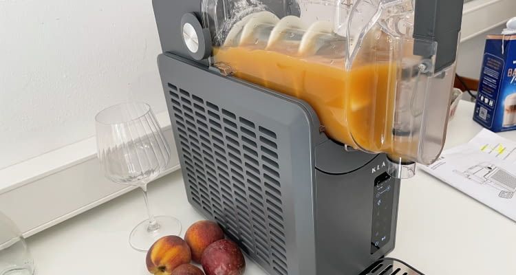 Die Klamer Slushmaschine machte aus flüssig schnell cremig Die Klamer Slushmaschine machte aus flüssig schnell cremig