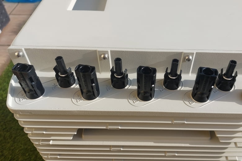 So sehen die Solarmodul-Anschlüsse am Gehäuse des SunEnergyXT 500 aus So sehen die Solarmodul-Anschlüsse am Gehäuse des SunEnergyXT 500 aus