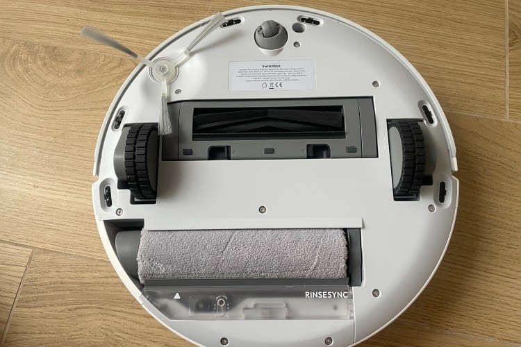 Statt rotierendeer Mops oder einer vibrierender Platte hat SwitchBot zum wischen eine Mop-Rolle verbaut Statt rotierendeer Mops oder einer vibrierender Platte hat SwitchBot zum wischen eine Mop-Rolle verbaut