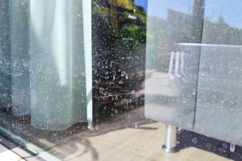 Auch diese Kalkflecken beseitigte der ECOVACS Roboter zuverlässig Auch diese Kalkflecken beseitigte der ECOVACS Roboter zuverlässig
