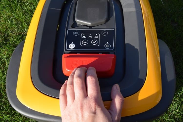 Die Stopp-Taste hielt den Roboter im Test sofort an Die Stopp-Taste hielt den Roboter im Test sofort an