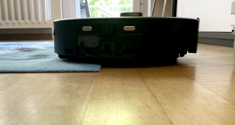 Die Wischwalze wird angehoben und mit AutoShield von Teppichen abgeschirmt Die Wischwalze wird angehoben und mit AutoShield von Teppichen abgeschirmt