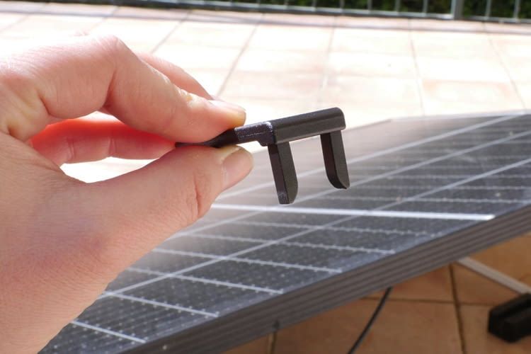 Mit diesem Tool lässt sich der Klickverschluss der Kabel wieder lösen Mit diesem Tool lässt sich der Klickverschluss der Kabel wieder lösen