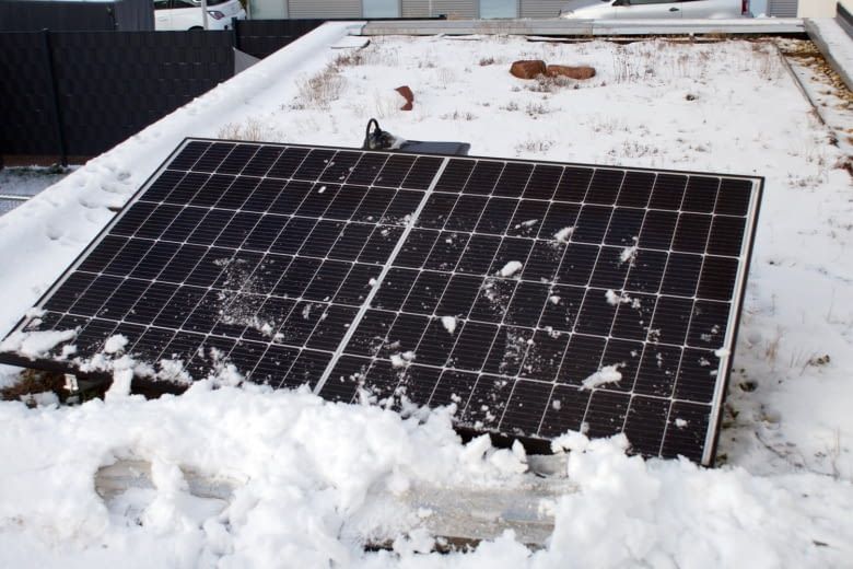 Wir empfehlen flache Solarmodule manuell von Schnee zu befreien Wir empfehlen flache Solarmodule manuell von Schnee zu befreien