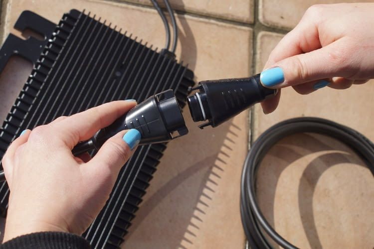 Hier ist die Verbindung von Wechselrichter und Anschlusskabel zu sehen Hier ist die Verbindung von Wechselrichter und Anschlusskabel zu sehen