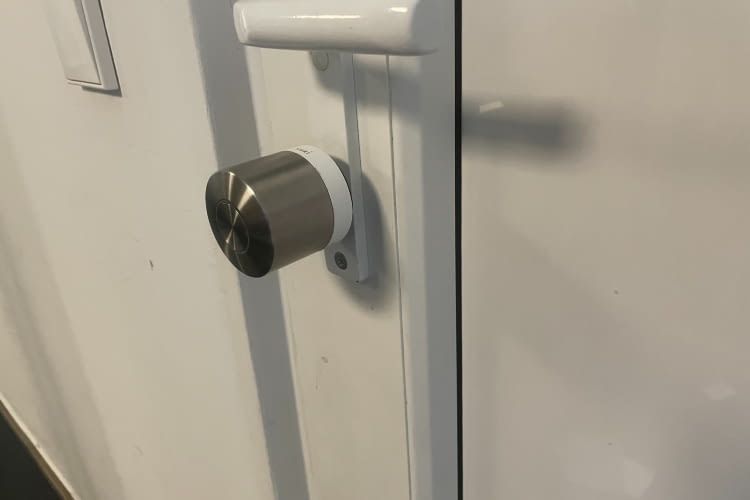 Wenn alles geklappt hat, macht das Nuki einen tollen Eindruck an der Tür Wenn alles geklappt hat, macht das Nuki einen tollen Eindruck an der Tür