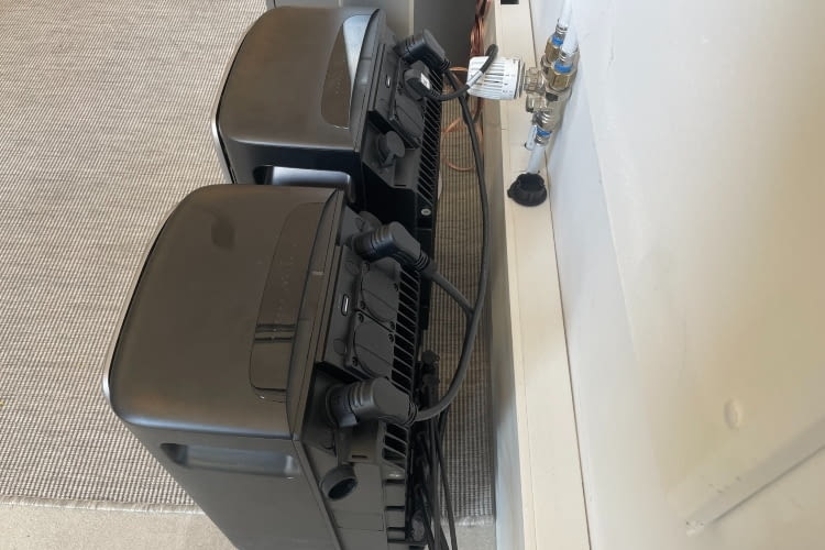 Unterschiede gibt es auf der Rückseite: Der STREAM Ultra ist mit vier MPPT-Eingängen für vier Solarmodule ausgestattet Unterschiede gibt es auf der Rückseite: Der STREAM Ultra ist mit vier MPPT-Eingängen für vier Solarmodule ausgestattet