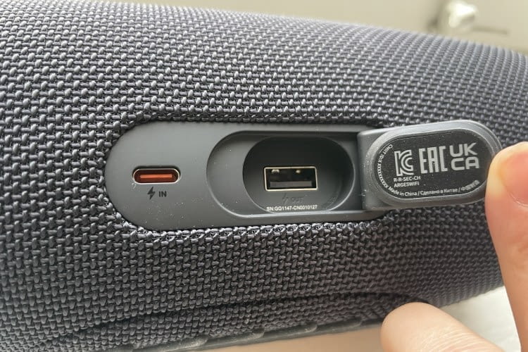 Der JBL Charge 5 Wi-Fi kann auch als Powerbank eingesetzt werden Der JBL Charge 5 Wi-Fi kann auch als Powerbank eingesetzt werden