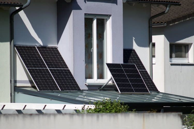 Nutzer dürfen mehrere Solarpanele kombinieren und über einen Wechselrichter verbinden Nutzer dürfen mehrere Solarpanele kombinieren und über einen Wechselrichter verbinden