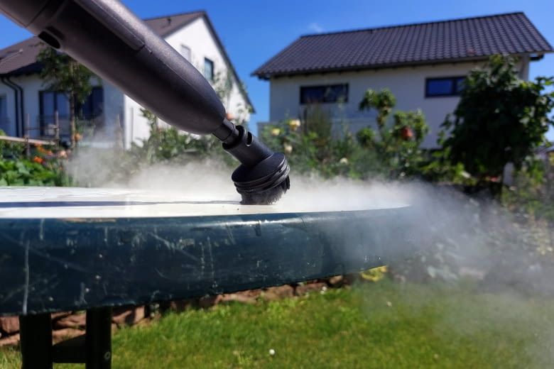 Bei Gartenmöbeln löste der Dampf im Test selbst hartnäckigen Schmutz Bei Gartenmöbeln löste der Dampf im Test selbst hartnäckigen Schmutz