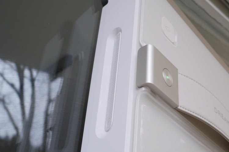 Auf sehr dreckigen Fenstern hinterlässt der Dreame C1 sichtbare Streifen, daher ist sind mehrere Durchgänge oder eine initiale Vorreinigung sinnvoll. Auf sehr dreckigen Fenstern hinterlässt der Dreame C1 sichtbare Streifen, daher ist sind mehrere Durchgänge oder eine initiale Vorreinigung sinnvoll.