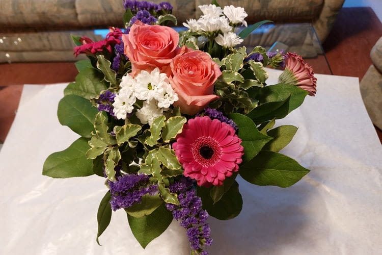 Bei diesem Test-Strauß war neben Rosen und Gerbera auch Strandflieder enthalten Bei diesem Test-Strauß war neben Rosen und Gerbera auch Strandflieder enthalten