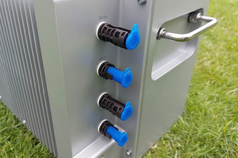 Alle Anschlüsse am Gehäuse sind übersichtlich beschriftet Alle Anschlüsse am Gehäuse sind übersichtlich beschriftet