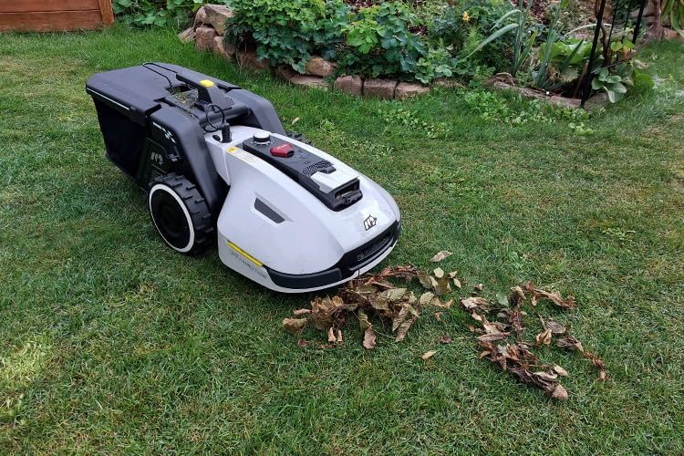 Wir haben Yuka mit dem optional erhältlichen Laubbehälter genutzt Wir haben Yuka mit dem optional erhältlichen Laubbehälter genutzt