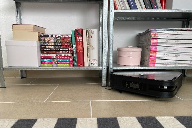 Das flache Design ermöglicht die Reinigung unter tiefen Regalen Das flache Design ermöglicht die Reinigung unter tiefen Regalen