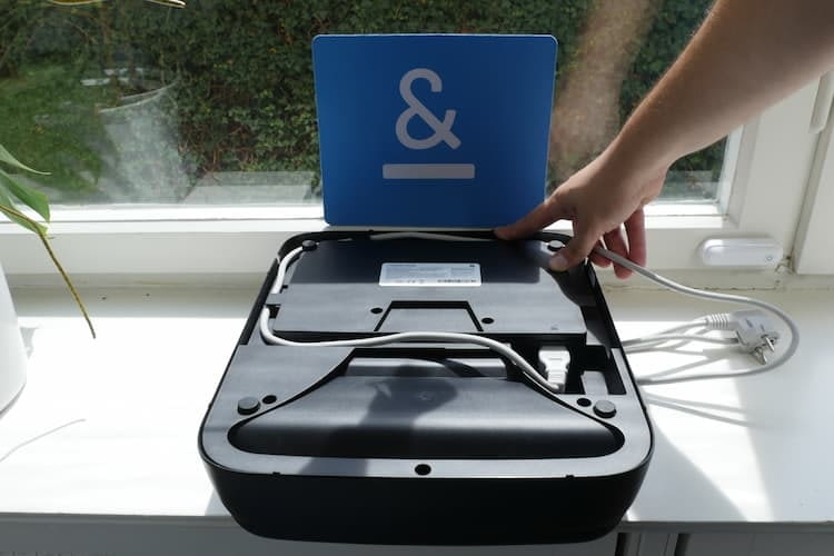 Mit der Kabelrolle der Ladestation lässt sich das Kabel ordentlich verstauen. Mit der Kabelrolle der Ladestation lässt sich das Kabel ordentlich verstauen.