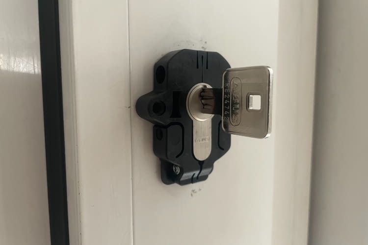 Die schwarze Montageplatte des eqiva Smart Lock umrahmt den Türzylinder Die schwarze Montageplatte des eqiva Smart Lock umrahmt den Türzylinder