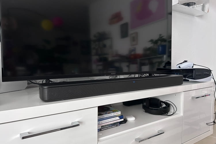 Die Sony Soundbar passt sich sehr gut in das moderne Wohnzimmer ein Die Sony Soundbar passt sich sehr gut in das moderne Wohnzimmer ein