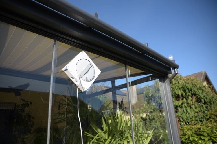 Blitzblank und streifenfrei: Der ECOVACS WINBOT W3 OMNI hat im Test hervorragende Arbeit geliefert. Blitzblank und streifenfrei: Der ECOVACS WINBOT W3 OMNI hat im Test hervorragende Arbeit geliefert.