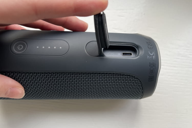 Der USB-C-Anschluss zum Laden des tragbaren Lautsprecher befindet sich unter einer Silikon-Lasche Der USB-C-Anschluss zum Laden des tragbaren Lautsprecher befindet sich unter einer Silikon-Lasche