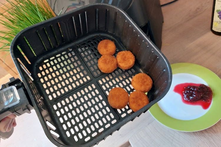 Auch kleine Teile garen in dieser Heißluftfritteuse ohne auszutrocknen Auch kleine Teile garen in dieser Heißluftfritteuse ohne auszutrocknen