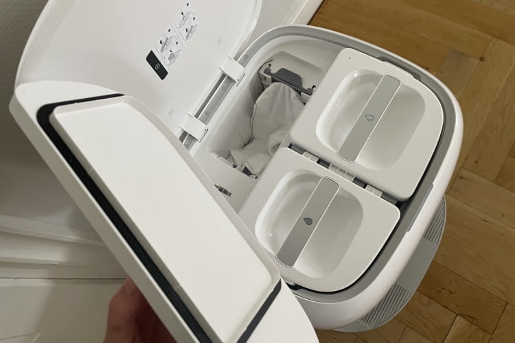 Der Roborock Qrevo Curv hat einen von oben herausnehmbaren Staubbeutel Der Roborock Qrevo Curv hat einen von oben herausnehmbaren Staubbeutel