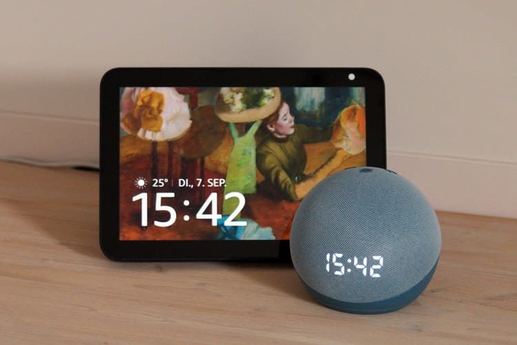 Auf Echo Show (links) lassen sich sogar Videos streamen Auf Echo Show (links) lassen sich sogar Videos streamen