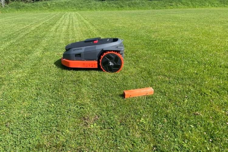 Selbst sehr kleine Hindernisse wie dieses Stück Holz waren kein Problem für den X350. Er drehte stets rechtzeitig ab Selbst sehr kleine Hindernisse wie dieses Stück Holz waren kein Problem für den X350. Er drehte stets rechtzeitig ab