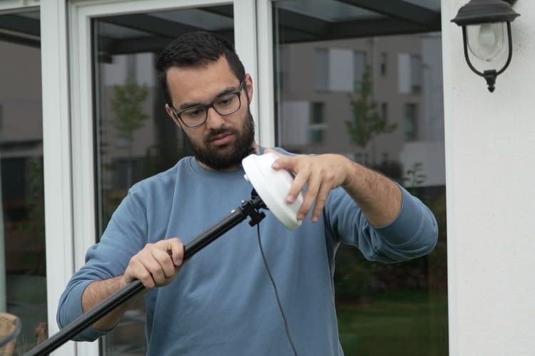 DIE RTK-Antenne besteht aus drei Teilen und muss nur zusammengeschraubt werden DIE RTK-Antenne besteht aus drei Teilen und muss nur zusammengeschraubt werden