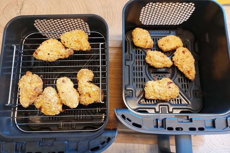 Links die Nuggets auf dem Rost, rechts auf der Crisper Plate Links die Nuggets auf dem Rost, rechts auf der Crisper Plate