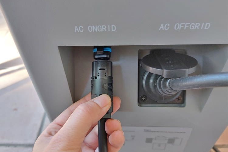 Dieses Kabel verbindet den Speicher mit dem eigenen Hausnetz Dieses Kabel verbindet den Speicher mit dem eigenen Hausnetz