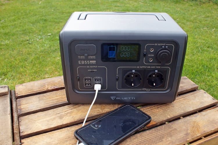 Wir haben diese tragbare Powerstation u.a. mit einem Smartphone getestet Wir haben diese tragbare Powerstation u.a. mit einem Smartphone getestet