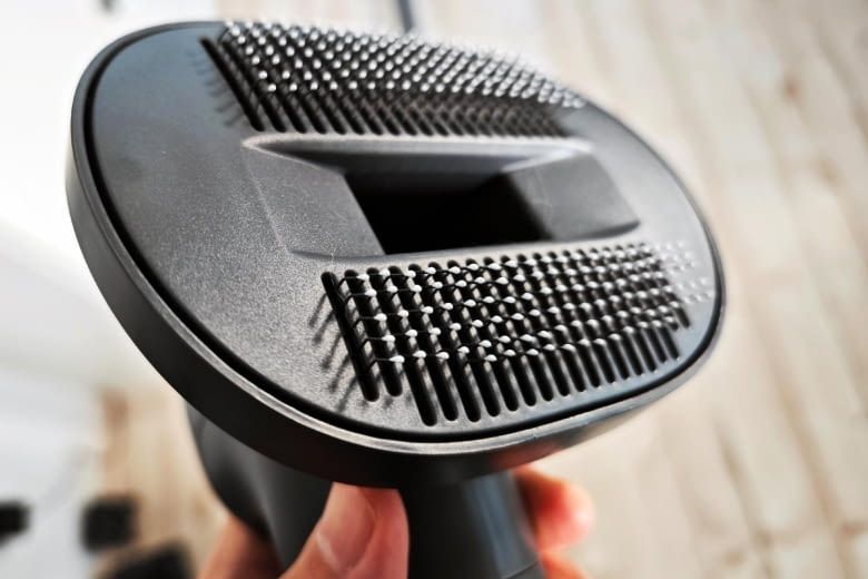 Der extra Aufsatz ermöglicht die Reinigung von kleineren Stellen Der extra Aufsatz ermöglicht die Reinigung von kleineren Stellen