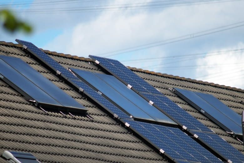 Auch auf einem Schrägdach kann ein 2000 Watt Set installiert werden Auch auf einem Schrägdach kann ein 2000 Watt Set installiert werden