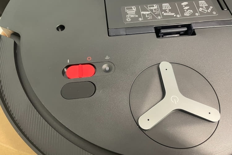 Unter der silbernen Abdeckung verbergen sich AN/Aus Knopf und der Staubbehälter Unter der silbernen Abdeckung verbergen sich AN/Aus Knopf und der Staubbehälter