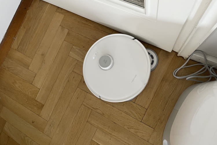 Auch der Wischmop besitzt einen Flexiarm und reinigte alle Kanten zuverlässig Auch der Wischmop besitzt einen Flexiarm und reinigte alle Kanten zuverlässig