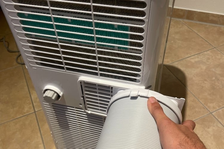 Um die Kühlfunktion zu nutzen muss der Abluftschlauch auf der Rückseite des Gerätes eingeschoben werden Um die Kühlfunktion zu nutzen muss der Abluftschlauch auf der Rückseite des Gerätes eingeschoben werden