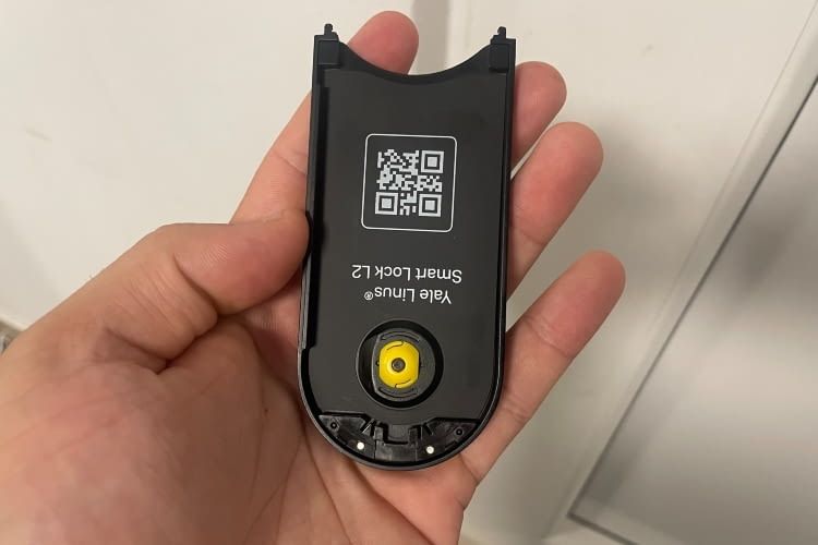 Durch den gelben Drehknopf kann das Logo auf der Vorderseite in die richtige Position gebracht werden Durch den gelben Drehknopf kann das Logo auf der Vorderseite in die richtige Position gebracht werden