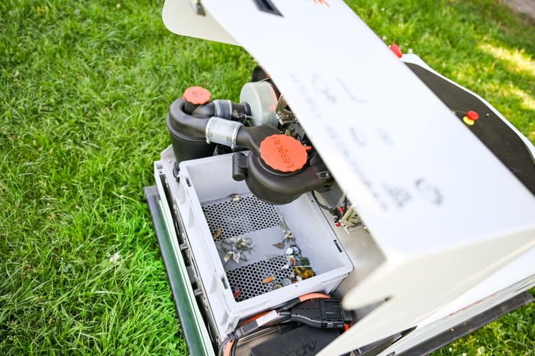 Nach dem Einsammeln fällt Abfall in eine Box