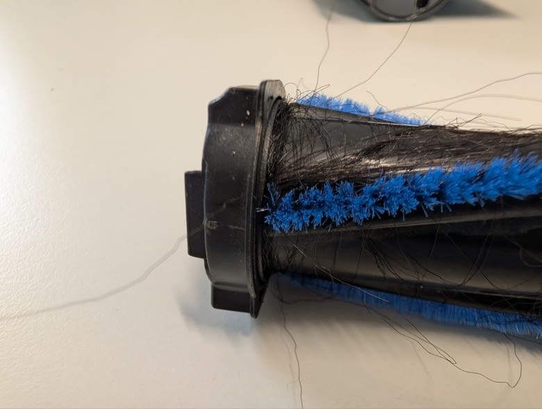 Einige Haare ließen sich in unserem Test nicht von der Bürste lösen. Einige Haare ließen sich in unserem Test nicht von der Bürste lösen.