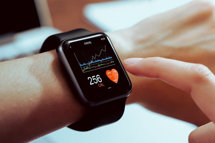 Eine Smartwatch mit EKG-Funktion ist z. B. für Senioren praktisch Eine Smartwatch mit EKG-Funktion ist z. B. für Senioren praktisch
