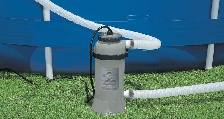 Die INTEX Poolheizung wird an den Strom angeschlossen Die INTEX Poolheizung wird an den Strom angeschlossen