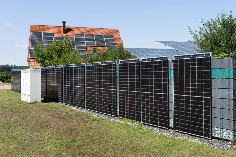 Sogar direkt am Gartenzaun können Solarmodule montiert werden Sogar direkt am Gartenzaun können Solarmodule montiert werden